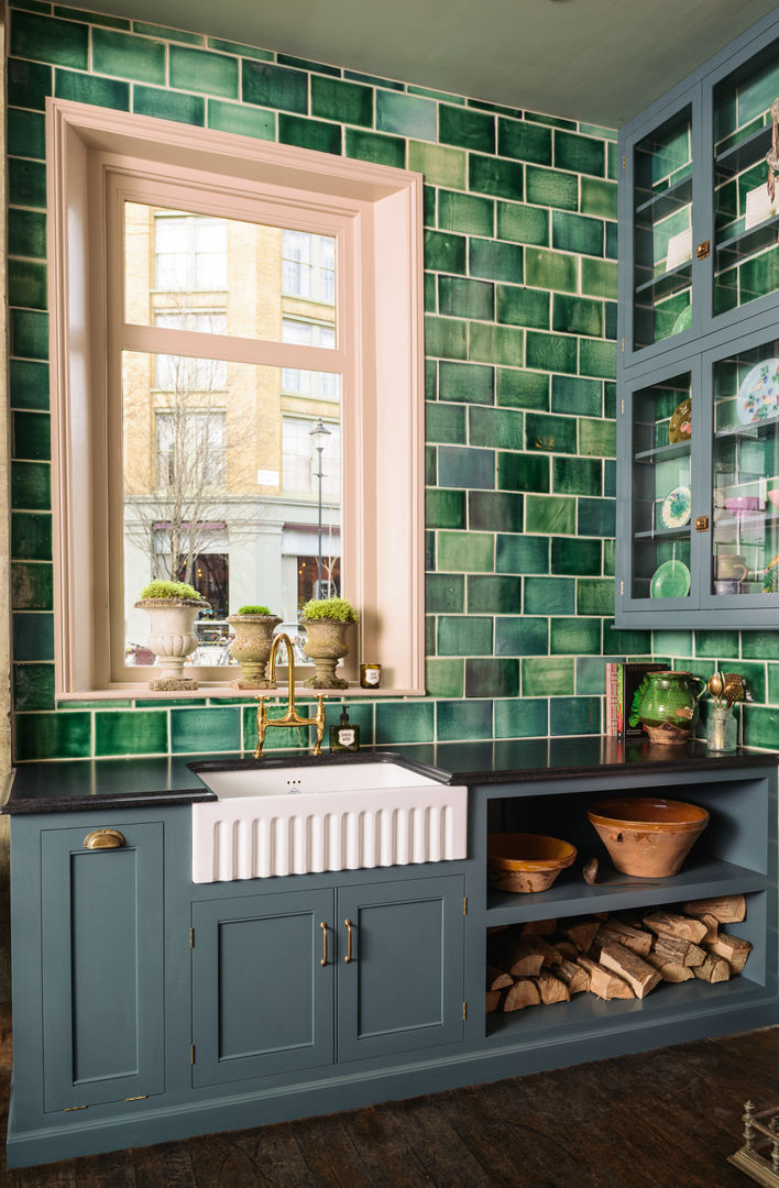 The St. John's Square Showroom, deVOL Kitchens deVOL Kitchens Classic style kitchen Wood Wood effect Cabinets & shelves