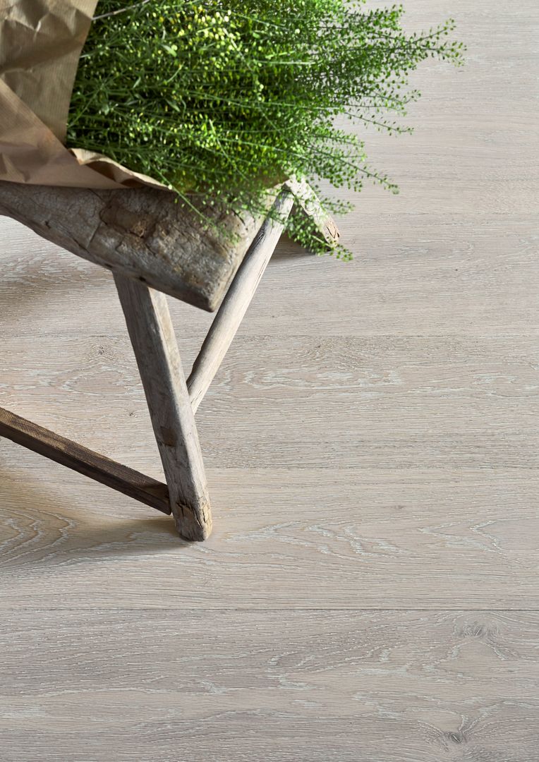 White Brushed The Natural Wood Floor Company Pareti & Pavimenti in stile classico Legno composito Trasparente Rivestimenti pareti & Pavimenti
