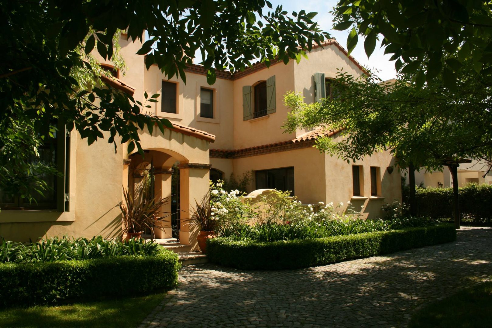 Casa en Pacheco Golf Club, Rocha & Figueroa Bunge arquitectos Rocha & Figueroa Bunge arquitectos Casas de estilo clásico