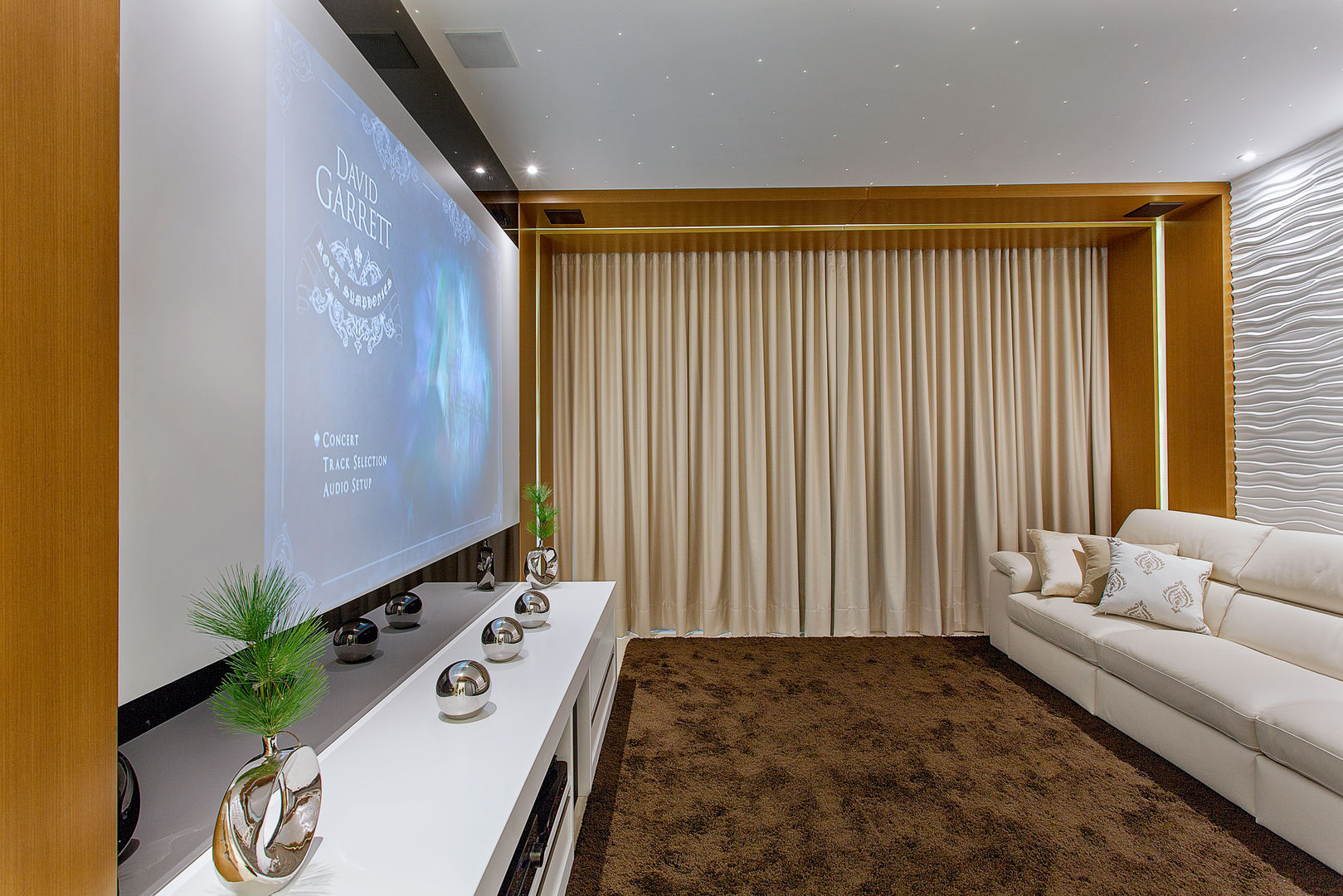 Casa Indaiatuba, Designer de Interiores e Paisagista Iara Kílaris Designer de Interiores e Paisagista Iara Kílaris Salas multimídia modernas Madeira Efeito de madeira home theater,painel de madeira,telão,automação,tons neutros,revestimento,iluminação