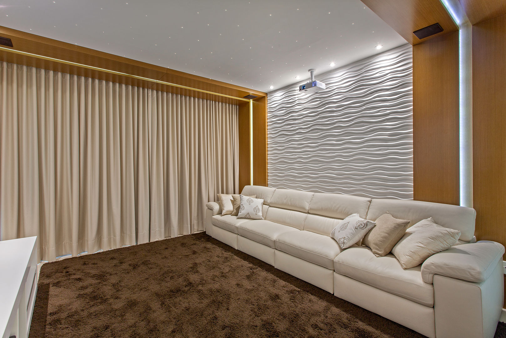 Casa Indaiatuba, Designer de Interiores e Paisagista Iara Kílaris Designer de Interiores e Paisagista Iara Kílaris Salas multimídia modernas Madeira Efeito de madeira home theater,painel de madeira,telão,automação,tons neutros,revestimento,iluminação