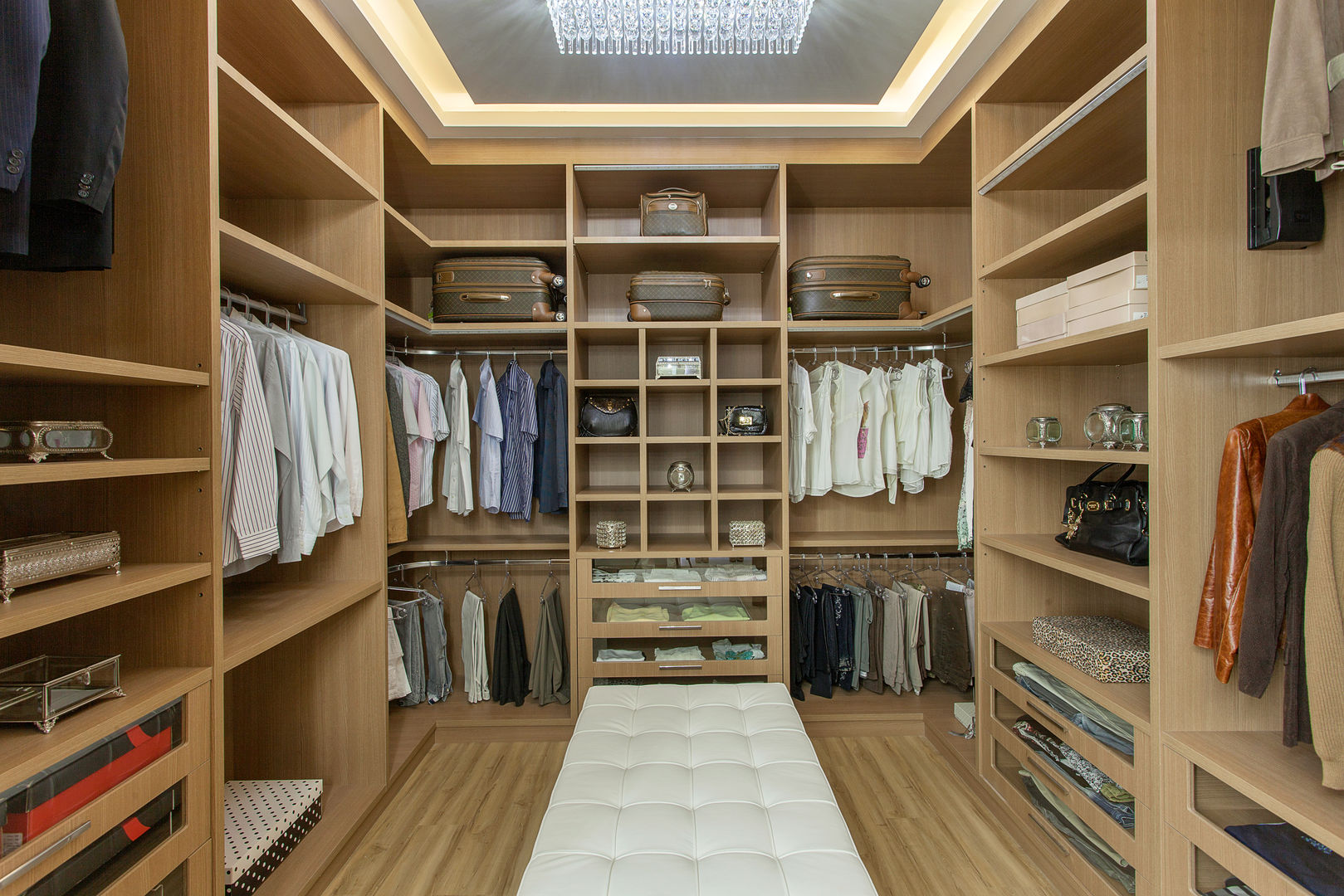 Casa Indaiatuba, Designer de Interiores e Paisagista Iara Kílaris Designer de Interiores e Paisagista Iara Kílaris Closets Madeira Efeito de madeira closet,madeira,organização,tons neutros