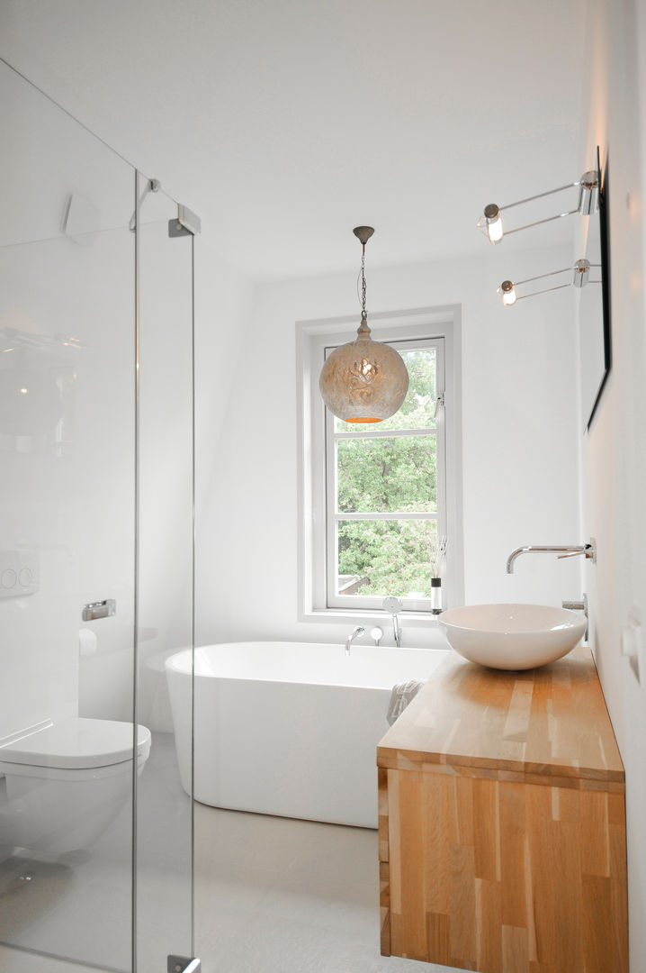 homify Modern bathroom