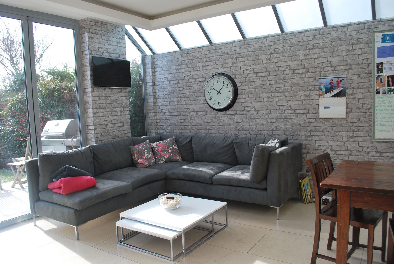 sitting area off Dining Room homify Salas de jantar modernas sitting room,corner sofa,wallpaper,industrial,coffee table