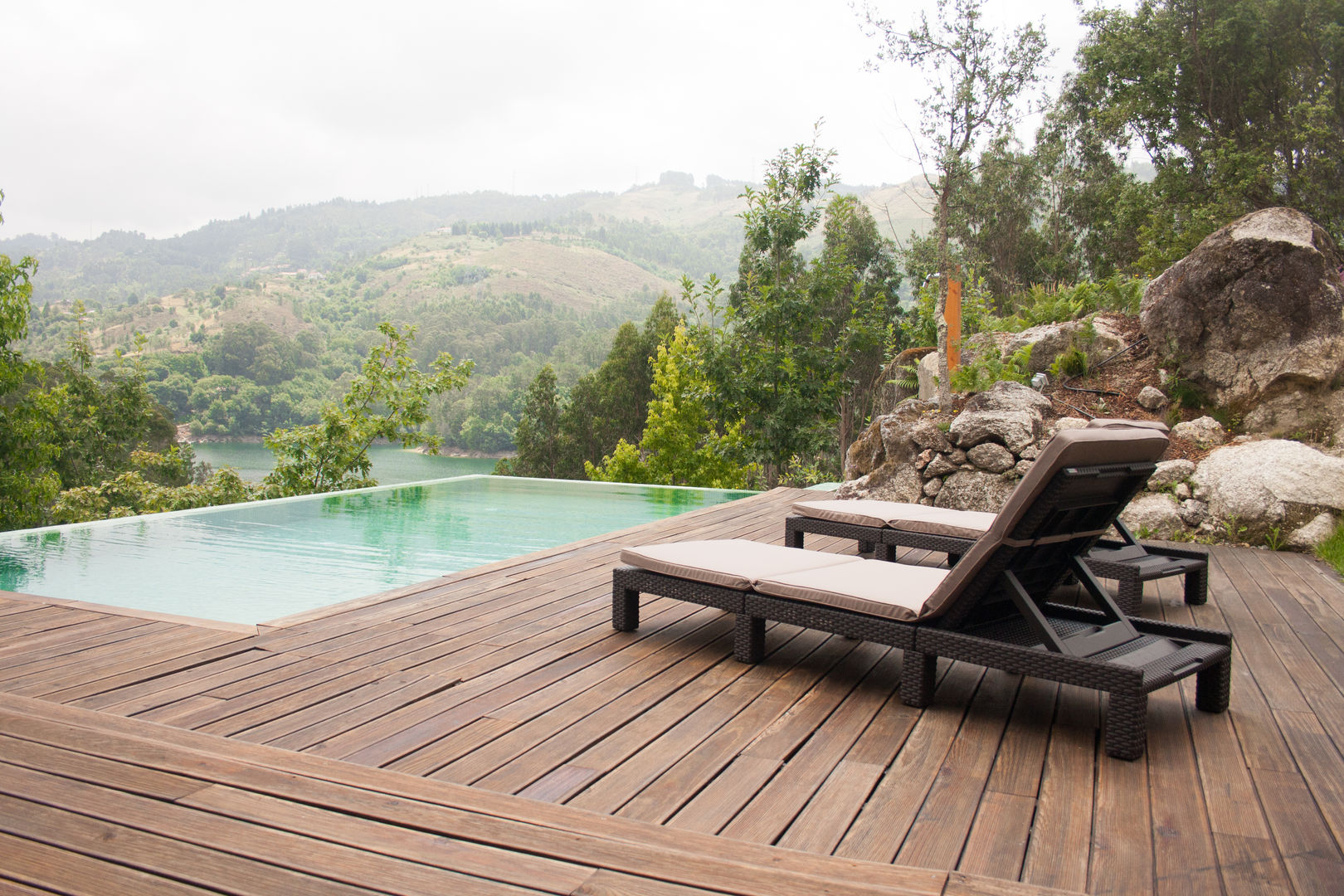 Casa no Gerês, A+ arquitectura A+ arquitectura Piscina moderna