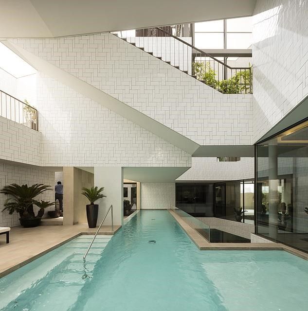 Casa Con Piscinas Cubiertas