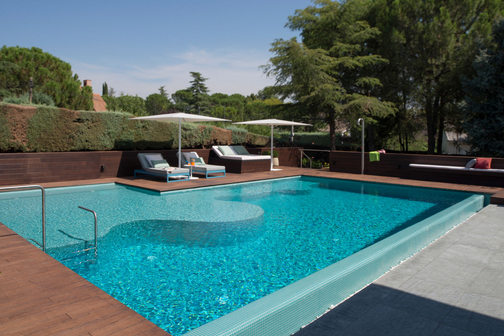 diseño y rehabilitación de un jardín con piscina: 1, 2, 3, AGi architects arquitectos y diseñadores en Madrid AGi architects arquitectos y diseñadores en Madrid مسبح حديقة خشب Wood effect