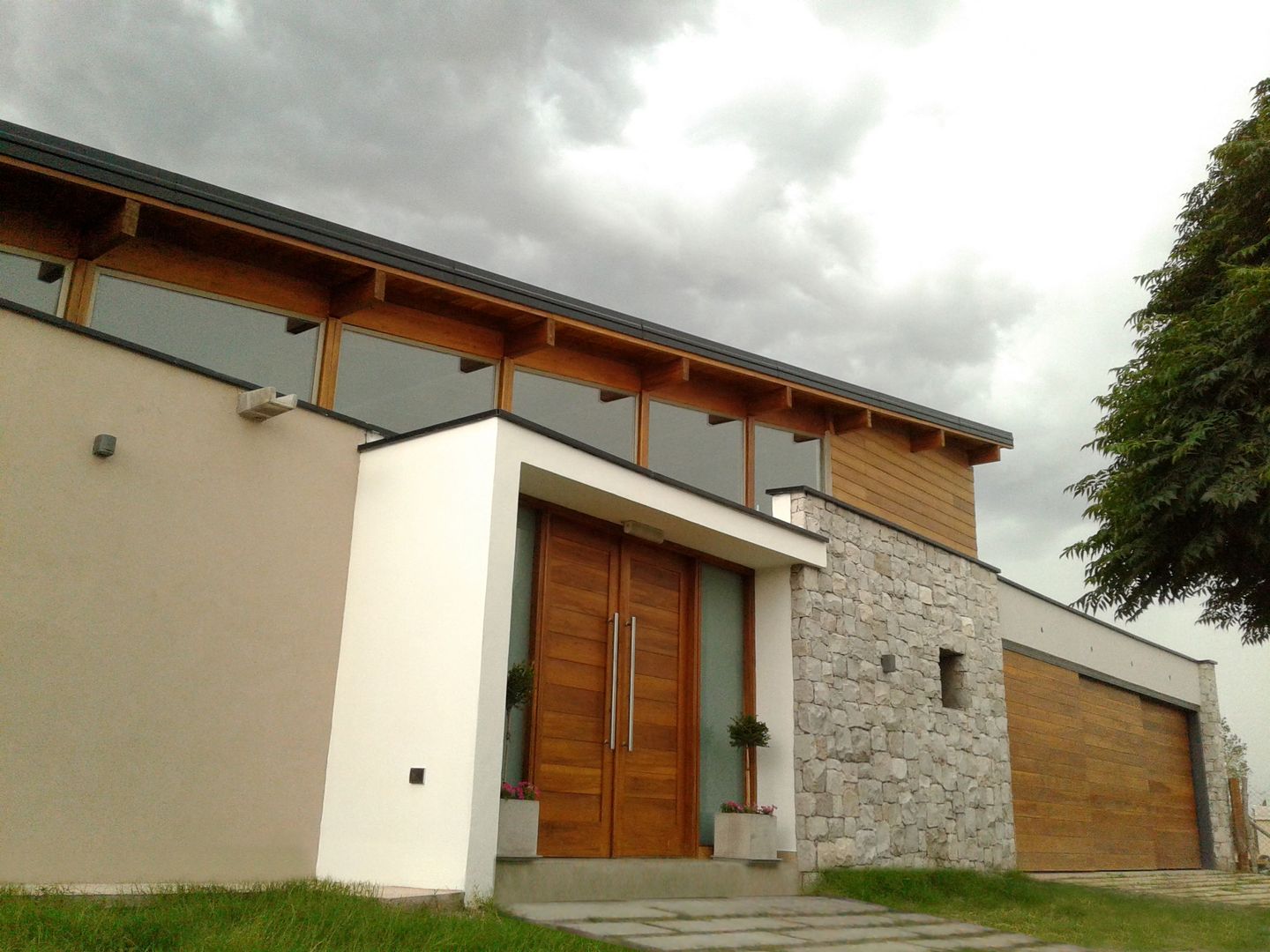 Frente casa Azcona Vega Arquitectos Casas modernas