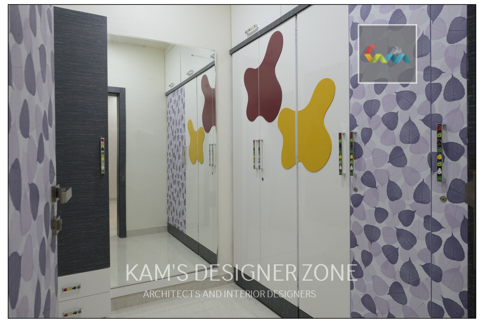 Home interior design for Kiran , KAMS DESIGNER ZONE KAMS DESIGNER ZONE Klasik Giyinme Odası Elbise Dolabı & Komodinler