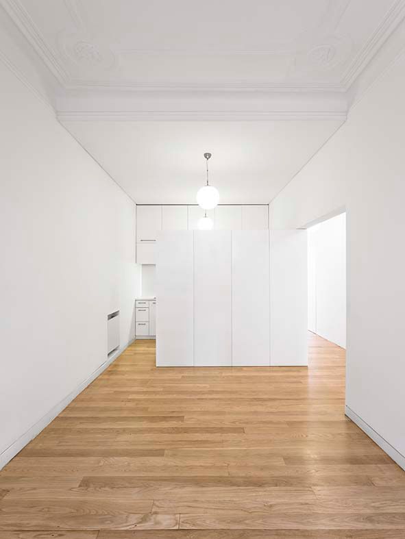 Sala Tiago Filipe Santos - Arquitetura Salas de estar minimalistas branco,soalho de madeira,minimalista,moderno,luz,madeira,reabilitação,natural