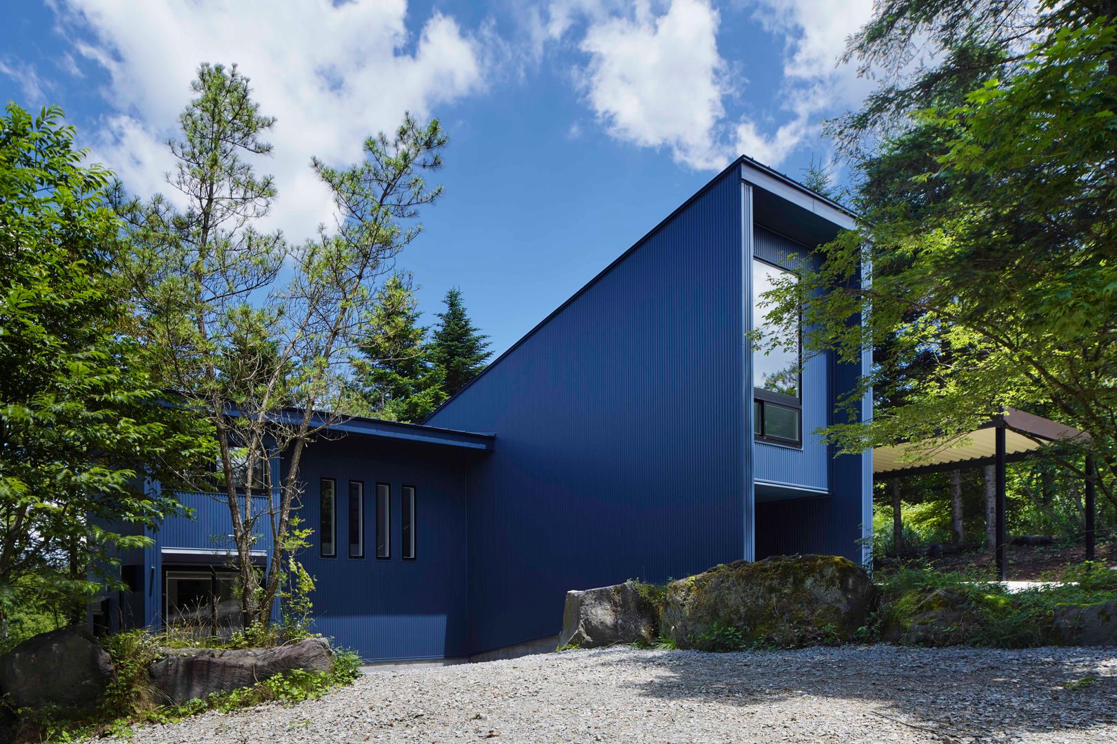 Appearance of the house facing the road 久保田章敬建築研究所 Modern houses Iron/Steel steel,blue