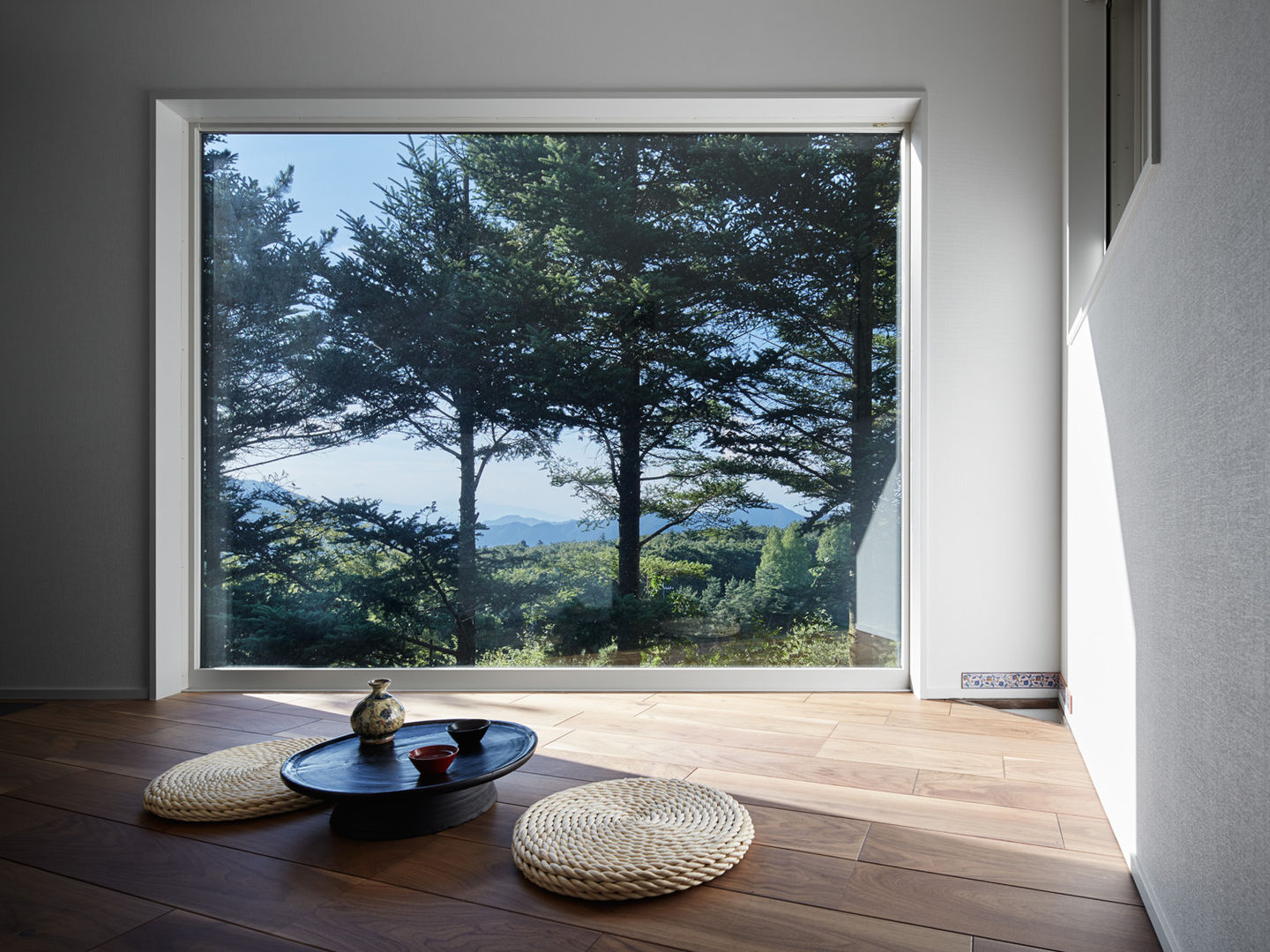 View room which a lake & mountains are seen 久保田章敬建築研究所 Modern style media rooms landscape,view,picture window