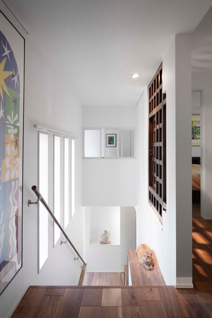 Staircase space used an antique door 久保田章敬建築研究所 Modern Corridor, Hallway and Staircase antique,cat