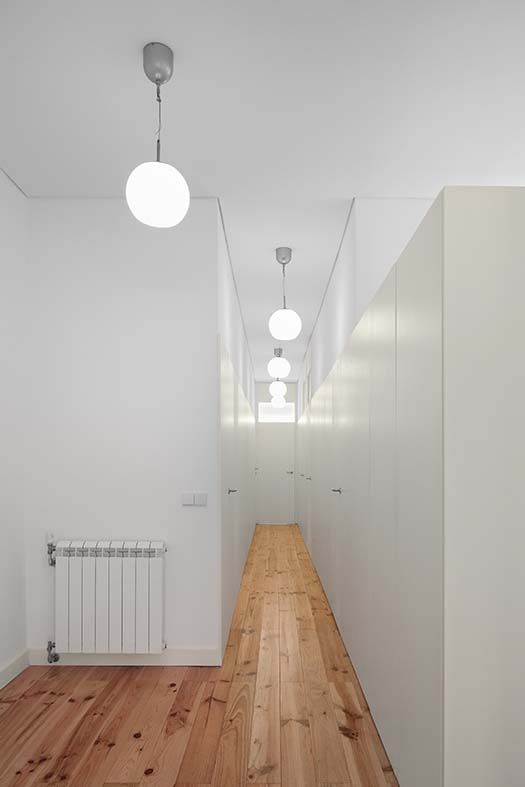 Apartamento em Arroios, Tiago Filipe Santos - Arquitetura Tiago Filipe Santos - Arquitetura Minimalist corridor, hallway & stairs