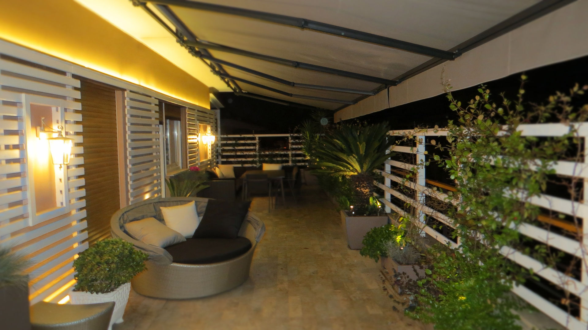 Terrazza in Roma, Fabio Valente Studio di architettura e urbanistica Fabio Valente Studio di architettura e urbanistica Modern balcony, veranda & terrace