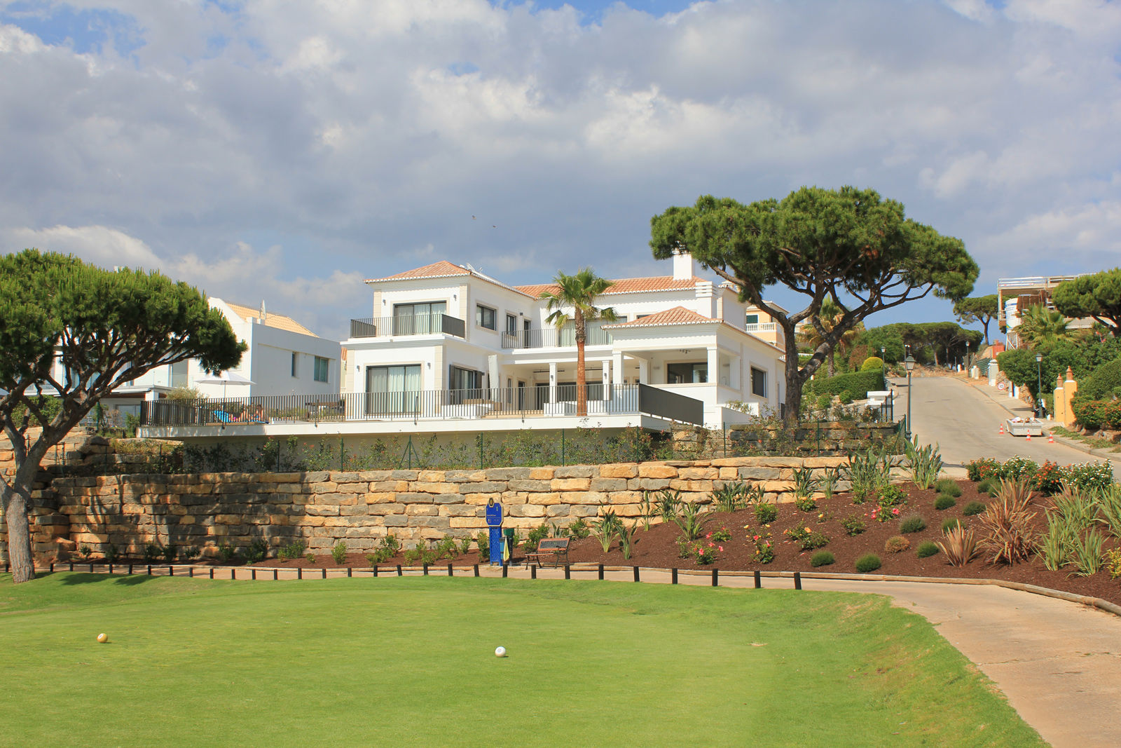 Moradia em Vale do Lobo, atelierDensidades atelierDensidades クラシカルな 家