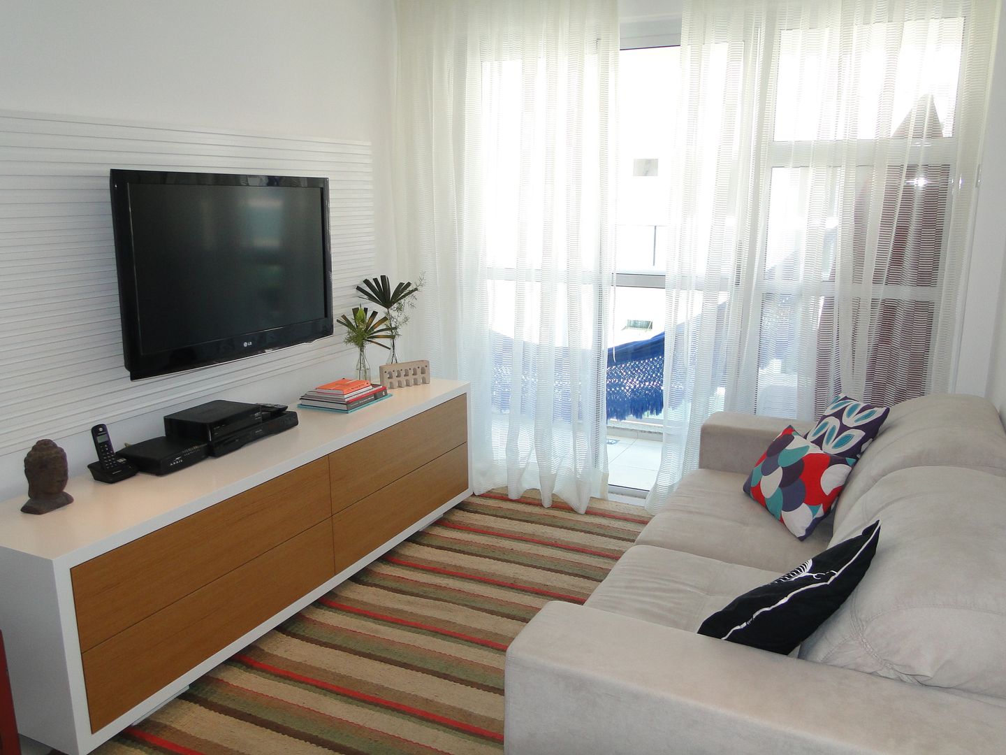 Sala de Estar do Apartamento Mariz e Barros homify Salas de estar modernas tapete listrado