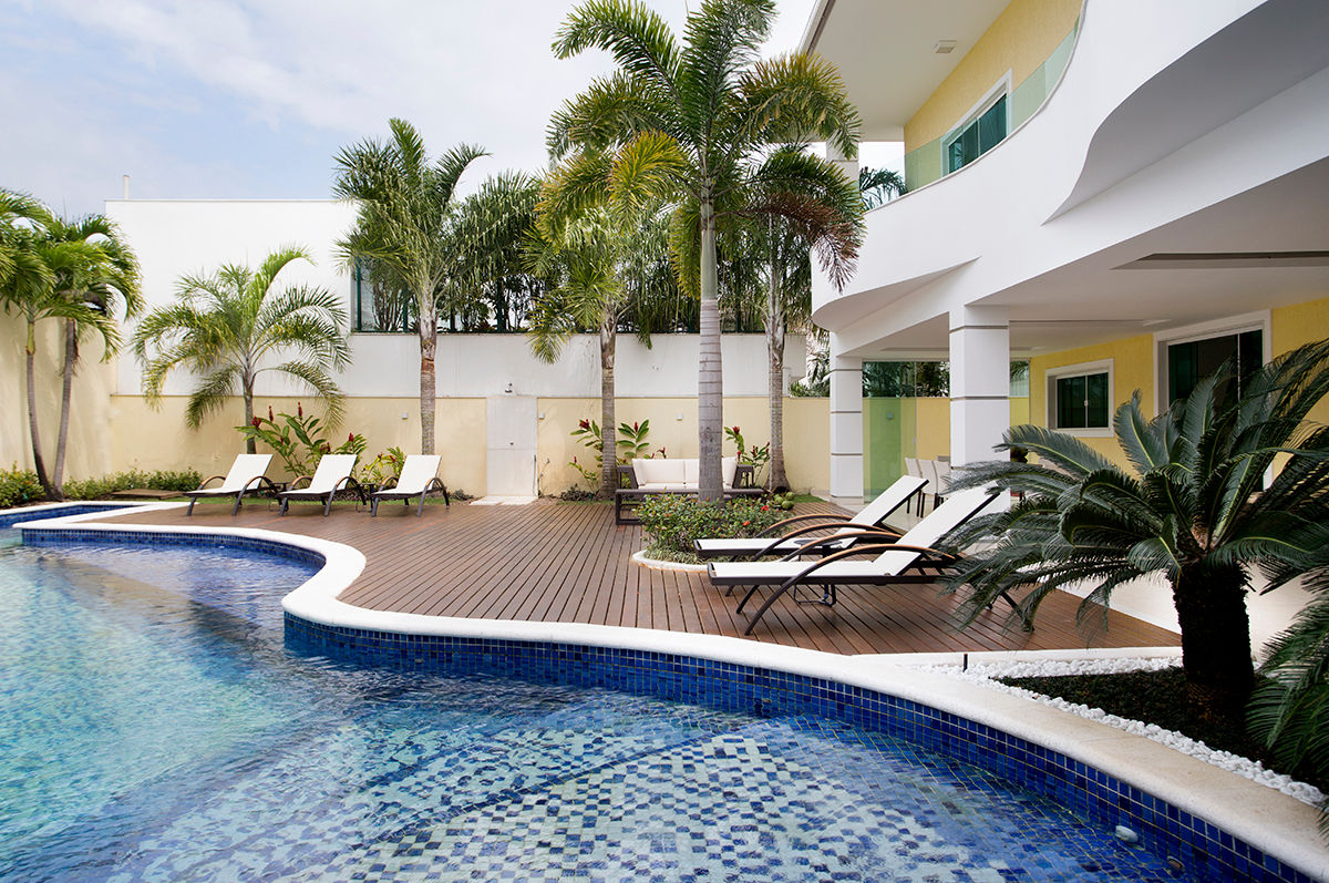 Casa Santa Mônica Jardins homify Piscinas tropicais