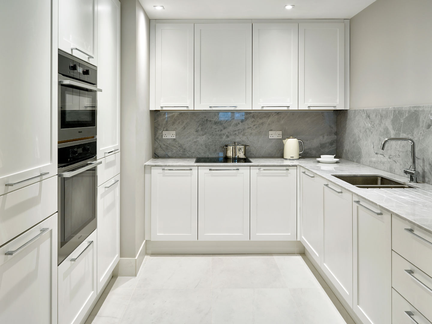 County Hall, Morph Interior Ltd Morph Interior Ltd Cocinas de estilo moderno Shaker,white,kiytchen,tiles,stone,granite,oven,hob,backsplash,modern