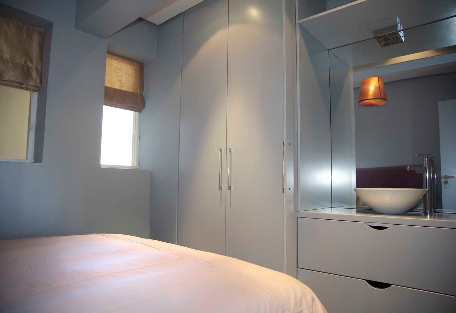 bedroom en suite Till Manecke:Architect Eclectic style bedroom