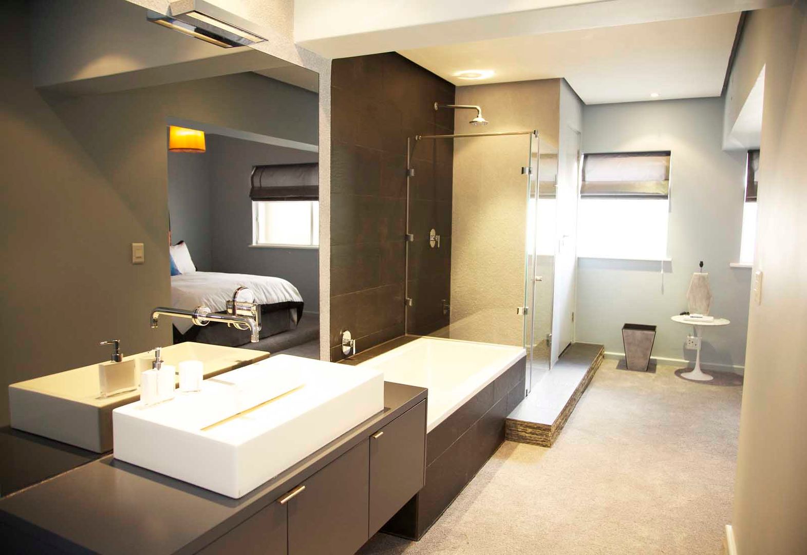 bedroom en suite Till Manecke:Architect Eclectic style bathroom