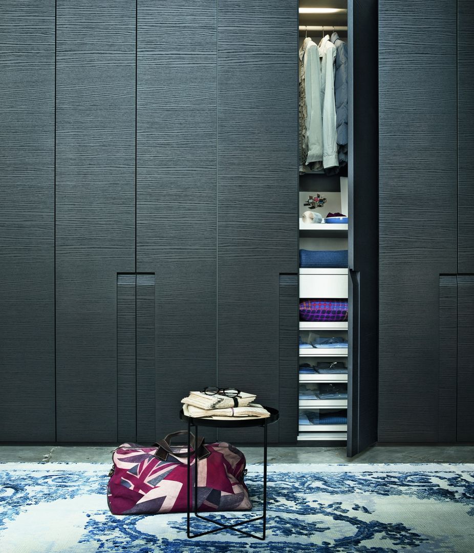 CEA HINGED DOOR WARDROBE IQ Furniture Vestidores de estilo moderno Armarios y cómodas