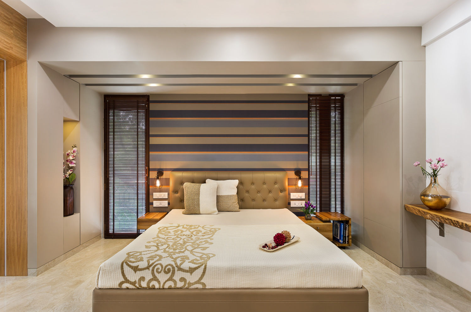 Apartment in the Western Suburban of Mumbai, The design house The design house Kamar Tidur Modern Kayu Wood effect