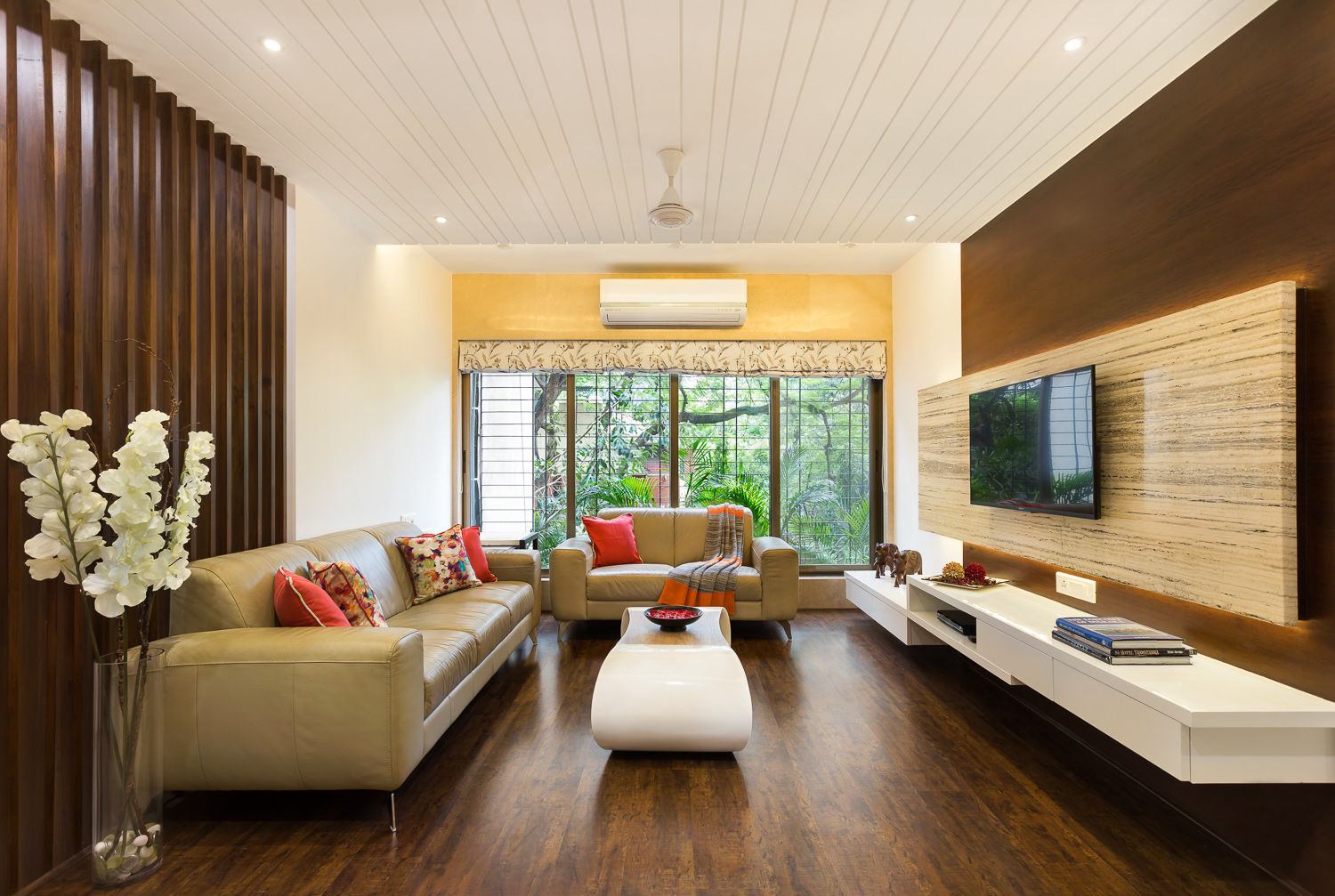 Apartment in the Western Suburban of Mumbai, The design house The design house 모던스타일 거실 우드 우드 그레인