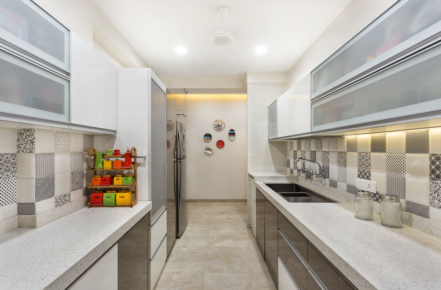 Apartment in the Western Suburban of Mumbai, The design house The design house Cocinas de estilo moderno Azulejos