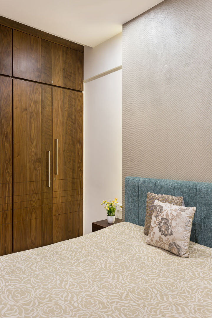 Apartment in the Western Suburban of Mumbai, The design house The design house Kamar Tidur Modern Kayu Wood effect