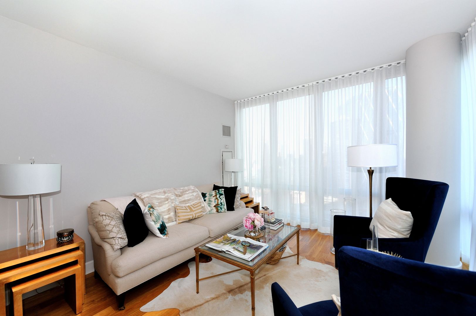 Apartment Remodel on West 52nd St., KBR Design and Build KBR Design and Build Minimalist living room