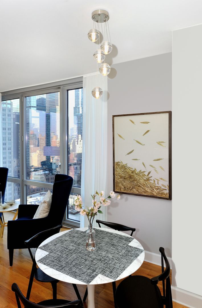 Apartment Remodel on West 52nd St., KBR Design and Build KBR Design and Build ห้องนั่งเล่น