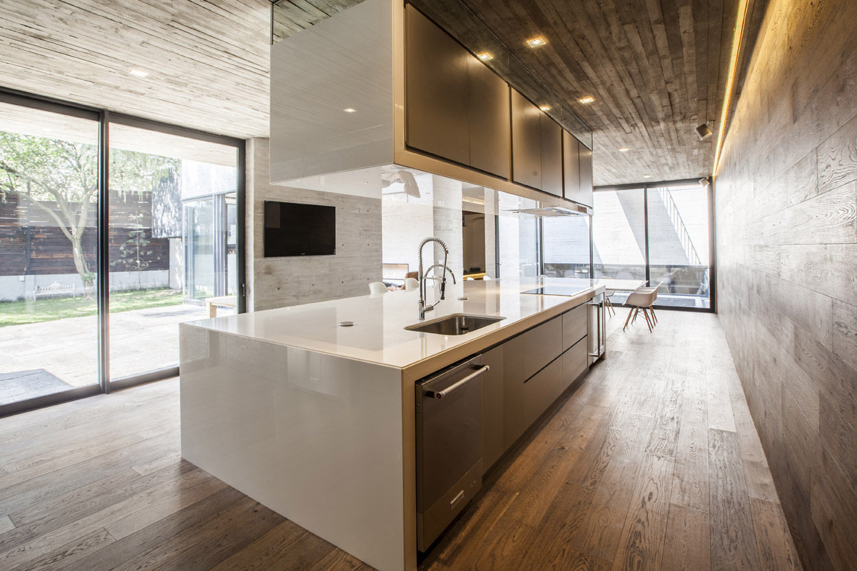 Grifo de cocina de color dorado con fregadero sobre una encimera de mármol  espacio de trabajo cómodo y hermoso diseño interior de cocina moderno