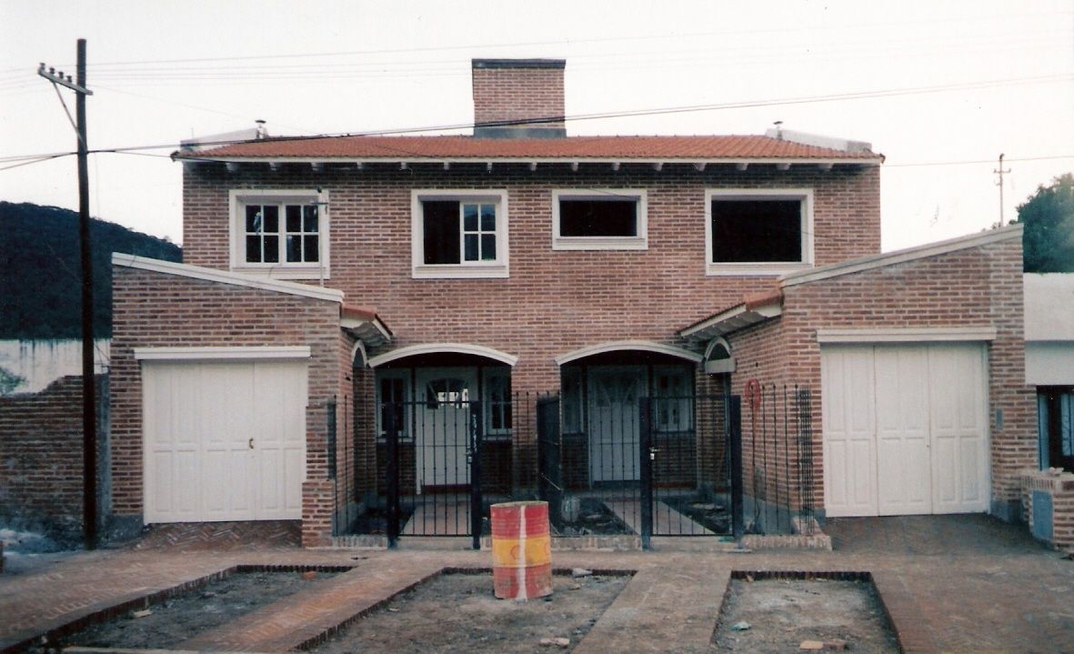 Dúplex en barrio Tres Cerritos, Valy Valy Classic style houses Bricks