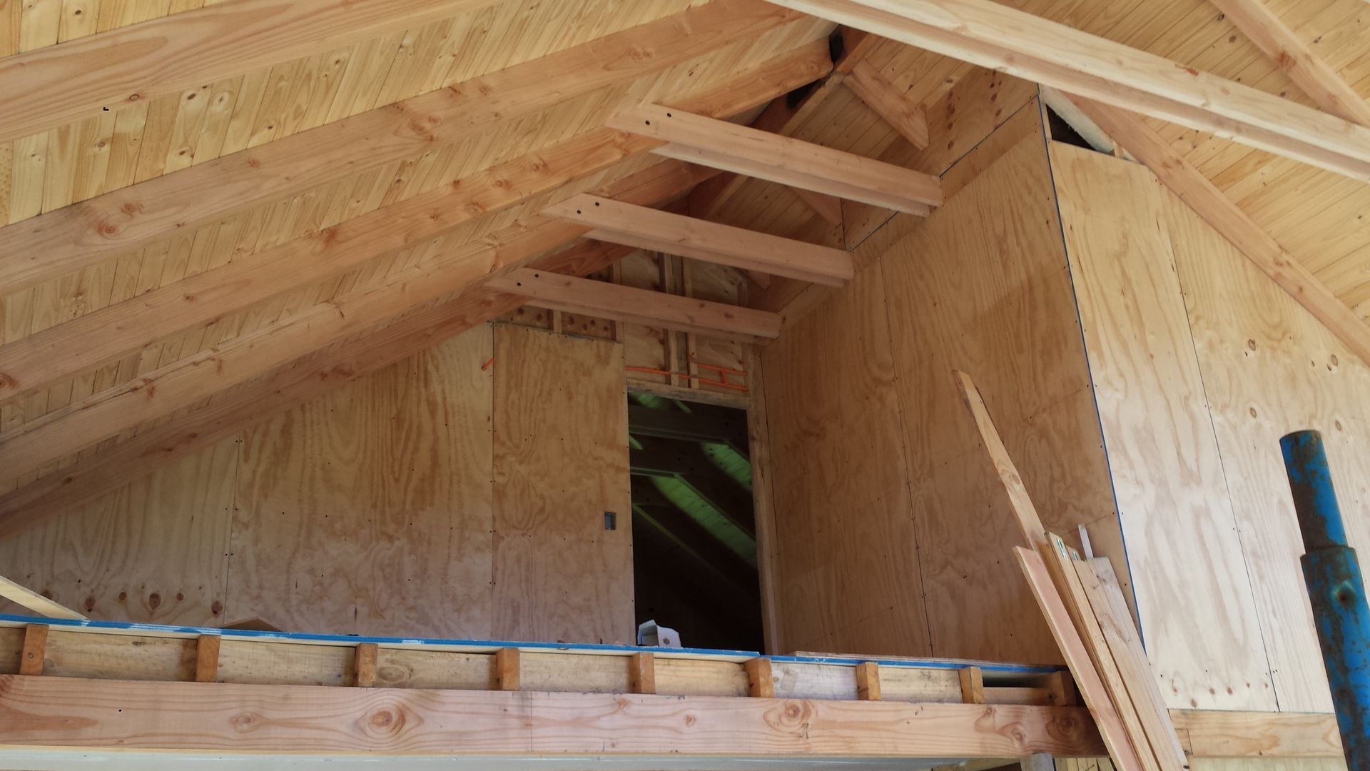 Interior doble altura Arquitectura y Construcción Chinquel Livings de estilo rústico Madera Acabado en madera