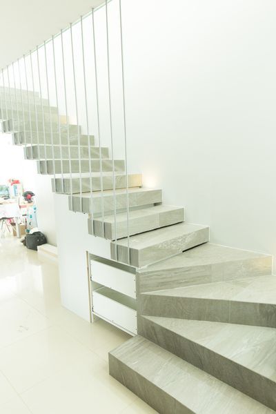 homify Minimalist corridor, hallway & stairs Concrete