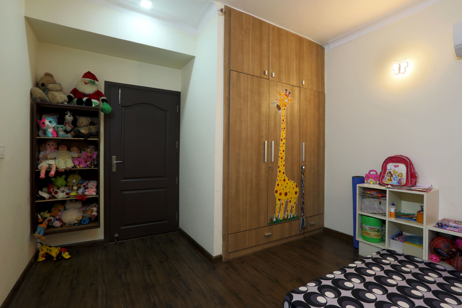 APARTMENT, DESIGN5 DESIGN5 Dormitorios de estilo minimalista