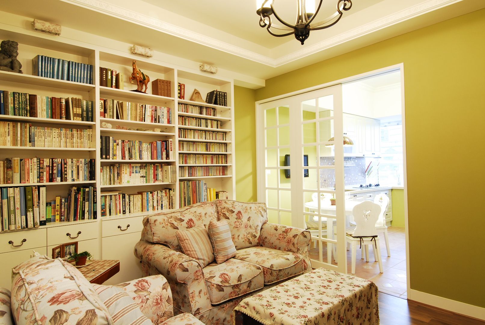 客廳連接開放式廚房 浩司室內裝修設計有限公司 HOUSE INTERIOR DESIGN Country style living room
