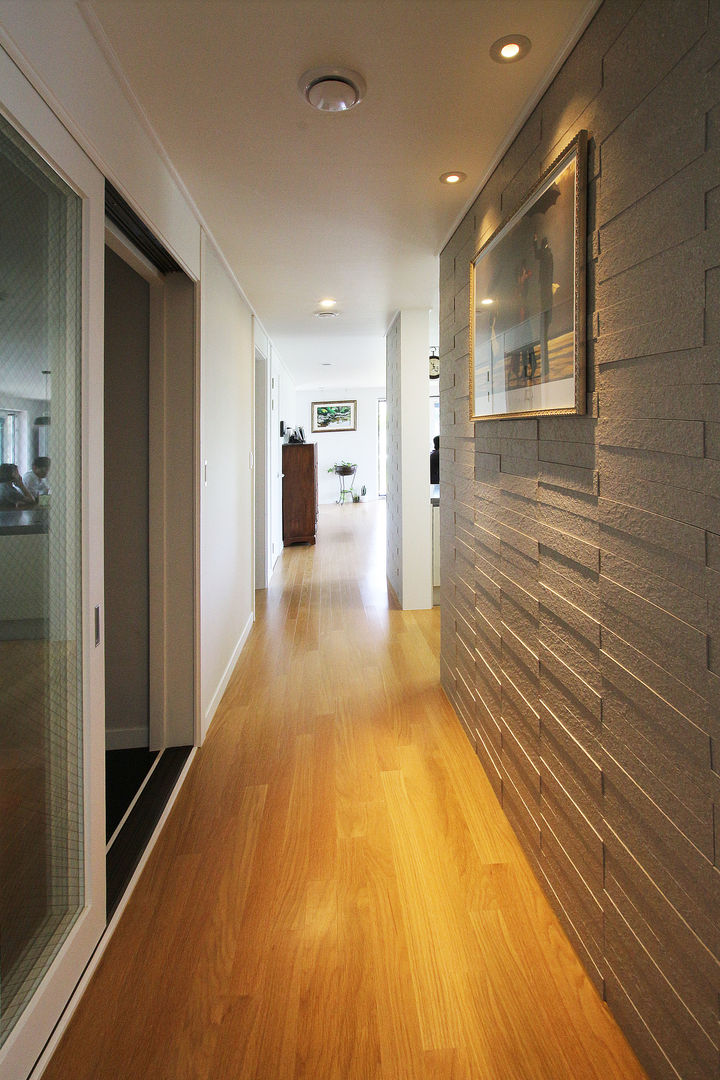 homify Modern Corridor, Hallway and Staircase