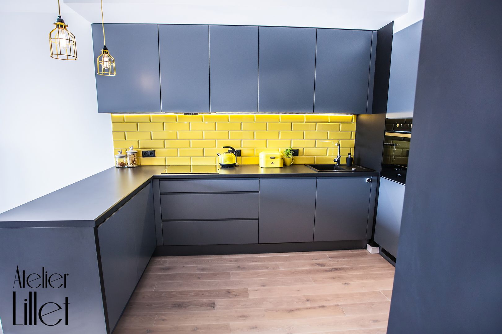 Realizacja kuchni z żółtym akcentem, Pracownia projektowa Atelier Lillet Pracownia projektowa Atelier Lillet Cozinhas modernas