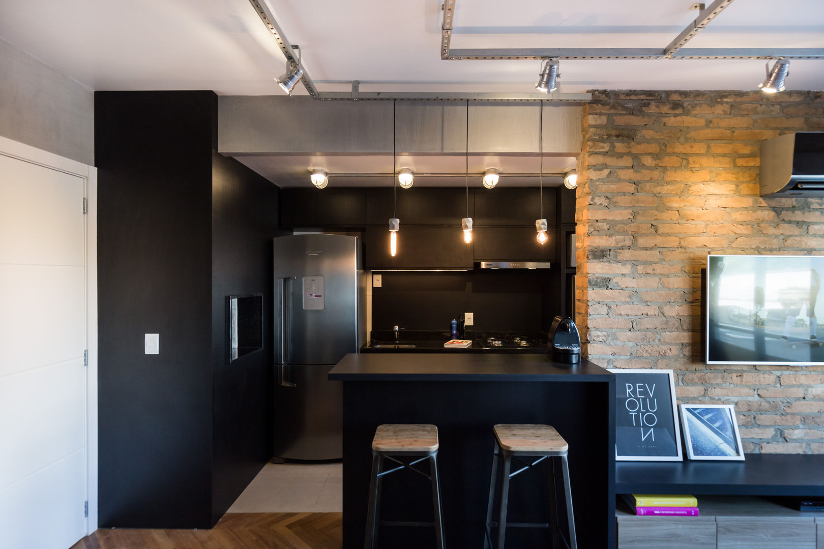 Apartamento Soho, K+S arquitetos associados K+S arquitetos associados インダストリアルデザインの キッチン