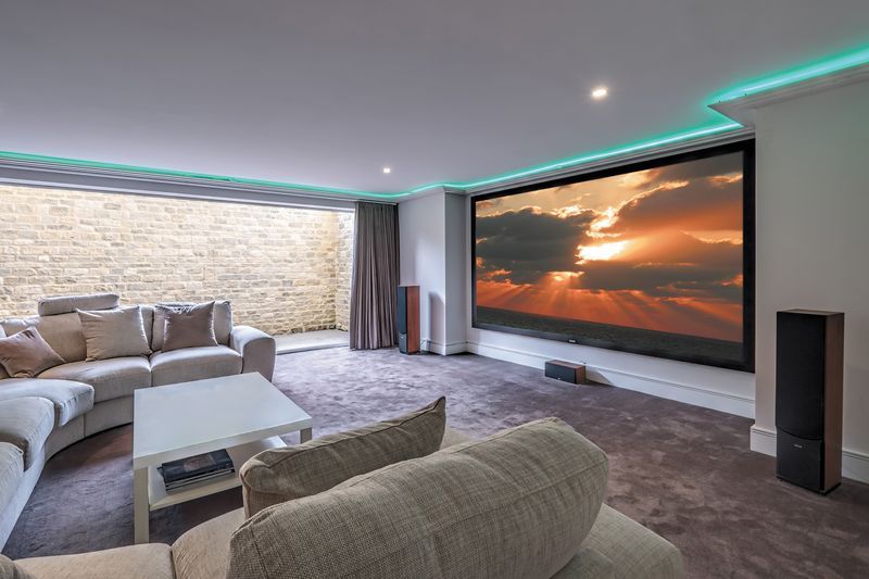 Home Cinema Shades Interiors ミニマルデザインの 多目的室 アクセサリー＆デコレーション