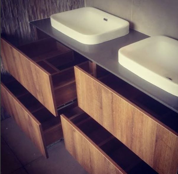 Baños Espaciosos homify Baños de estilo moderno Aglomerado baños,mueble,diseño,madera,Almacenamiento