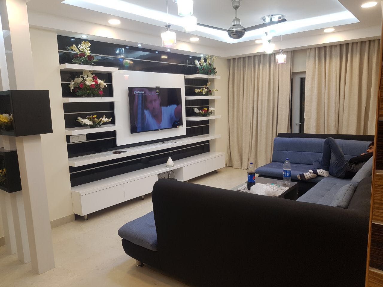 Jain's residency, Fabros Interiors Fabros Interiors Salas de estilo moderno Muebles para televisión y equipos