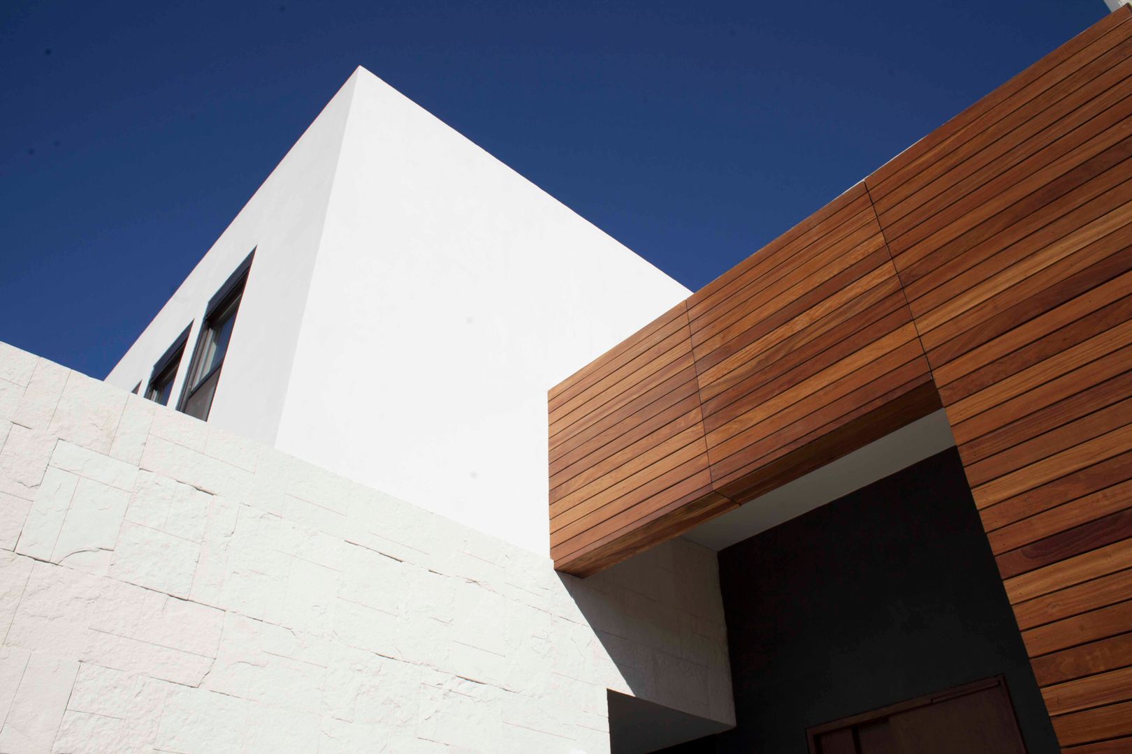 Detalle de madera natural en fachada Toyka Arquitectura Casas modernas: Ideas, diseños y decoración Madera Acabado en madera