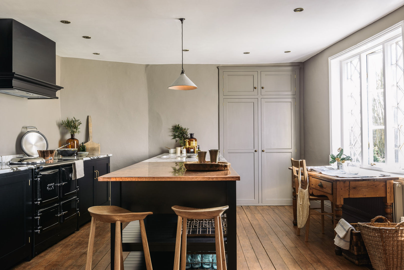 The Mill House Showroom by deVOL deVOL Kitchens Cocinas de estilo rústico Madera Acabado en madera Estanterías y gavetas