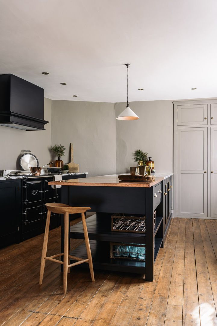 The Mill House Showroom by deVOL deVOL Kitchens Cocinas de estilo rústico Madera Acabado en madera Estanterías y gavetas