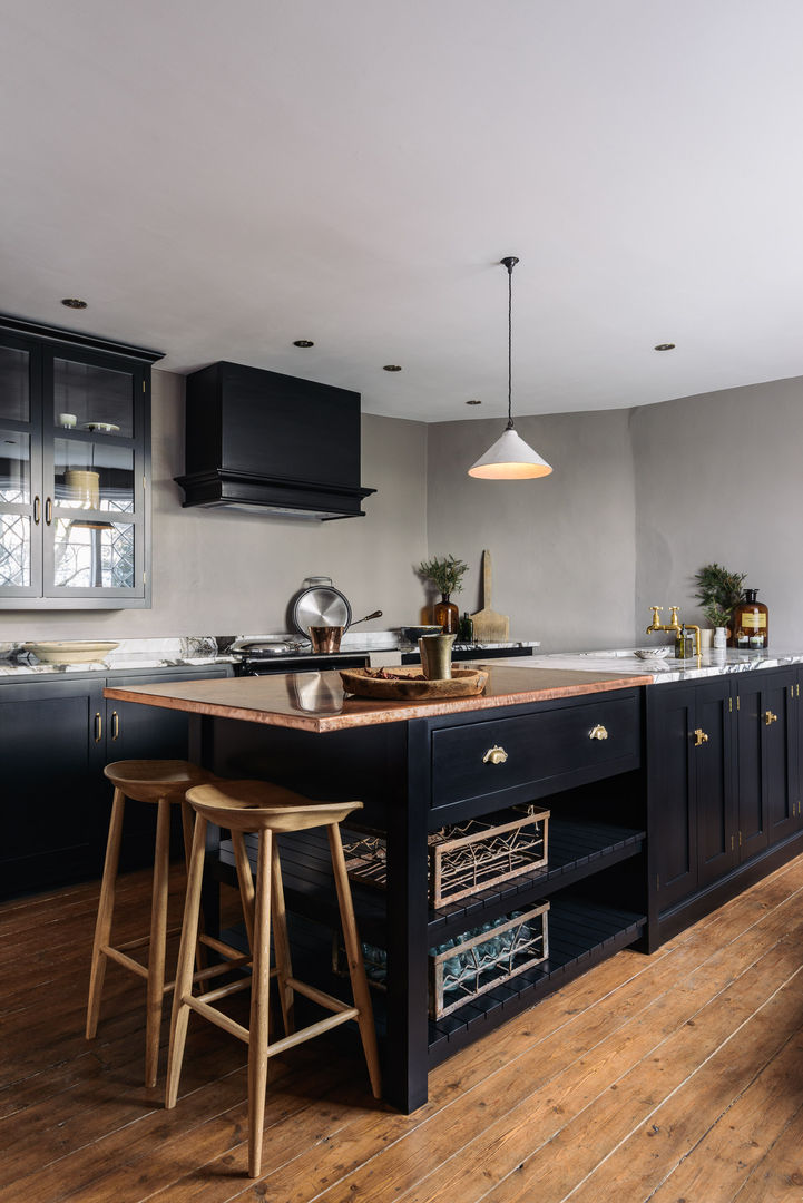The Mill House Showroom by deVOL deVOL Kitchens Cocinas de estilo rústico Madera Acabado en madera Estanterías y gavetas