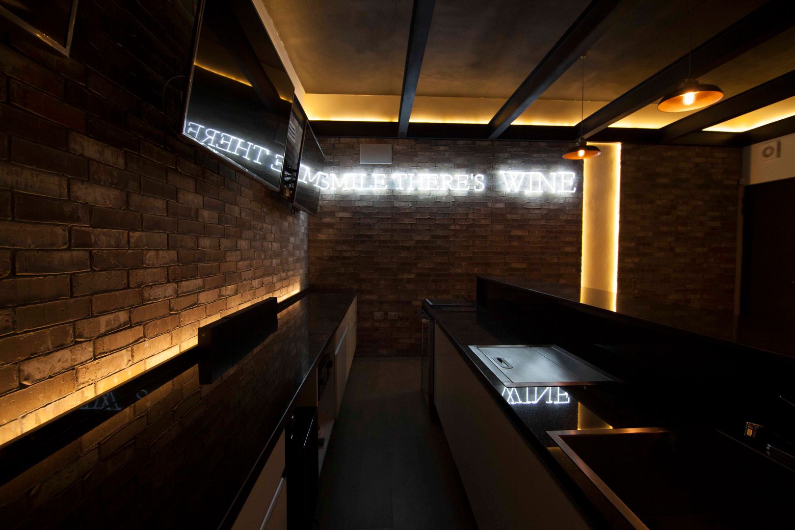 Bar Industrial Toyka Arquitectura Salas multimedia industriales Ladrillos bar,bar en casa,leed,ladrillo,luz neon,marmol cubierta,acero,estilo industrial,vigas acero,bar hombres