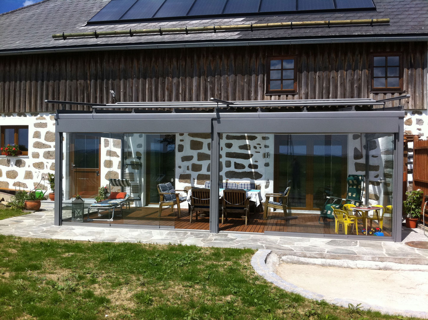 Sommergarten für Beschattung & Glasschiebetüren von Sunflex, Schmidinger Wintergärten, Fenster & Verglasungen Schmidinger Wintergärten, Fenster & Verglasungen เรือนกระจก อลูมิเนียมและสังกะสี